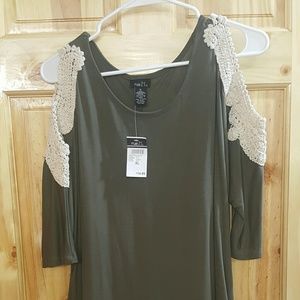 Womans cold shoulder top xl
